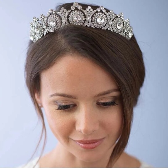 Vera Crystal Bridal Tiara in Gold - Picture 3 of 4